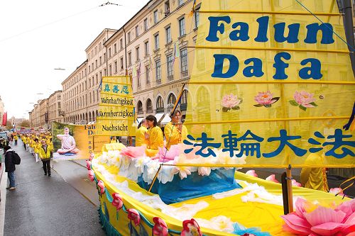 2016-11-11-minghui-falun-gong-munich-04--ss.jpg