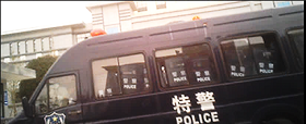 '停在法院外的特警车'