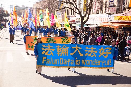 '图3、4、5:展示法轮大法好主题的方阵,希望能把“真、善、忍”的美好带给布碌崙的民众。'