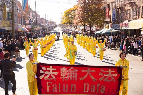 '图11:游行队伍最后压阵的是腰鼓队,队员们有很多都是五十岁上下的阿姨,朝气的形象展示了法轮功学员积极健康的气质'
