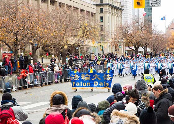 多伦多法轮功团体参加三城市圣诞游行