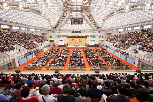 '图1：二零一六年台湾法会在台湾大学体育馆隆重召开。'
