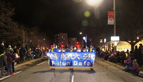 '图9～10：多伦多天国乐团11月26日（星期六）应邀参加了多伦多东边的Ajax市晚上6点的圣诞大游行。'
