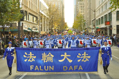 2016-11-28-seattle-macy-parade_01--ss.jpg