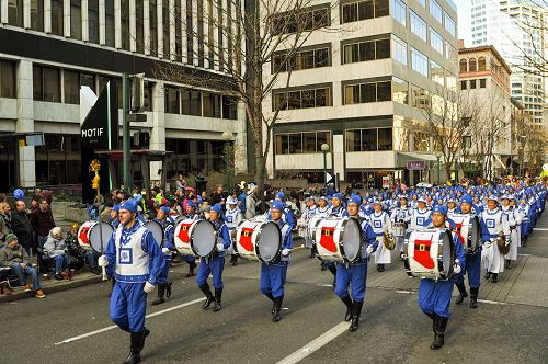 2016-11-28-seattle-macy-parade_02--ss.jpg