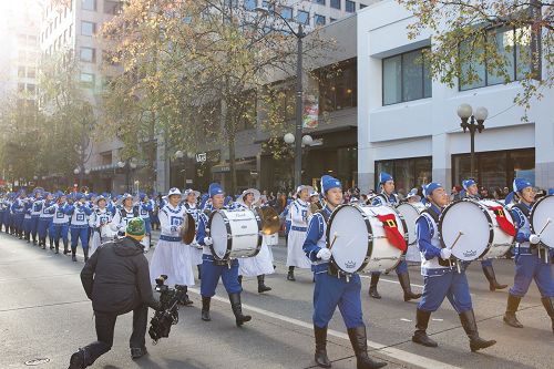 2016-11-28-seattle-macy-parade_03--ss.jpg