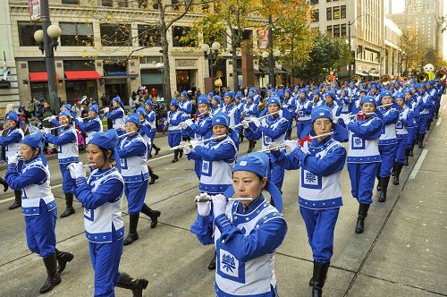 2016-11-28-seattle-macy-parade_04--ss.jpg