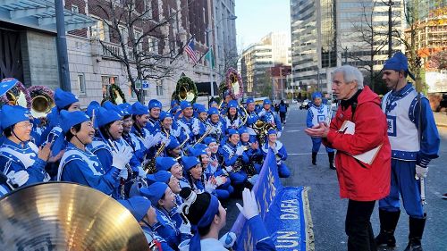 2016-11-28-seattle-macy-parade_05--ss.jpg