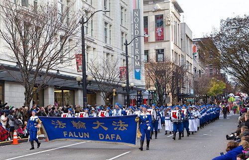'图9：天国乐团首度参加西雅图梅西感恩节游行受欢迎。'