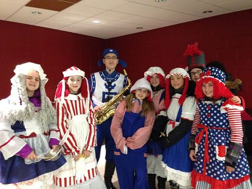 '图4：舍布鲁克市一所学校的游行队伍今年是第一次参加游行，当看到天国乐团亮丽的服装表示非常喜欢，高兴的与天国乐团成员合影'