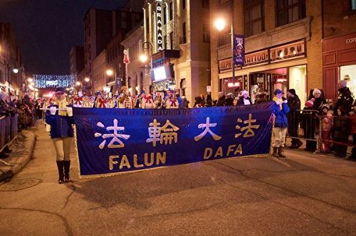 '图5：天国乐团队伍经过灯火通明的舍布鲁克市中心街道'