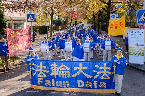 来自欧洲的法轮功学员在慕尼黑中领馆前举办活动，揭露中共活摘法轮功学员器官。