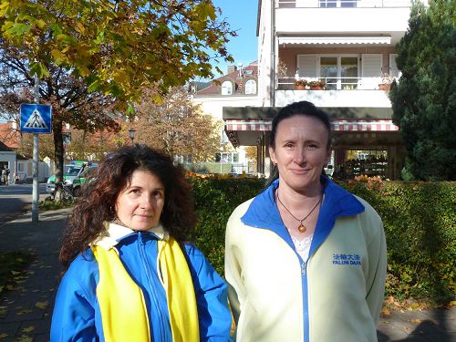 （左到右）住在意大利的罗马尼亚学员科林娜和丹娜经过多年的找寻，终于找到了法轮功。