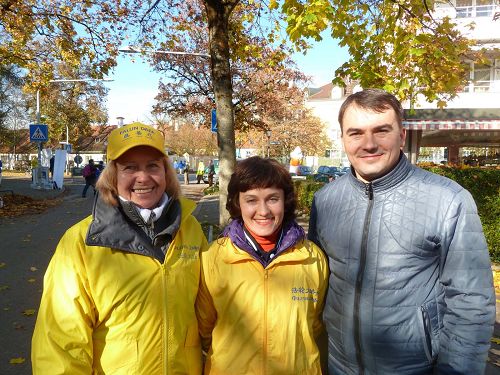 （左到右）亚历山德拉、卡罗琳娜和戴尼斯坐车20多个小时从乌克兰来到慕尼黑参加法轮功活动
