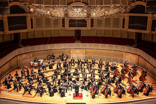 '图1：二零一六年十月二十九日下午，神韵交响乐团在金碧辉煌的芝加哥交响中心大厅内的演出。'
