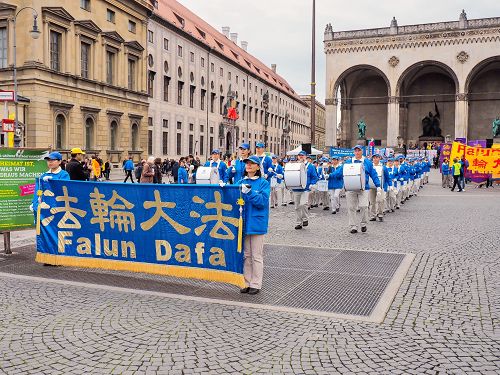 图1：二零一六年十一月五日，欧洲法轮功学员在慕尼黑举行盛大游行，天国乐团开队，队伍从奥迪安广场出发