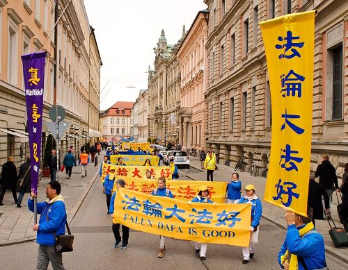 2016-11-6-minghui-munich-parade-03--ss.jpg