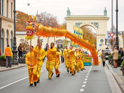 2016-11-6-minghui-munich-parade-04--ss.jpg