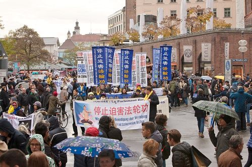 2016-11-6-minghui-munich-parade-07--ss.jpg