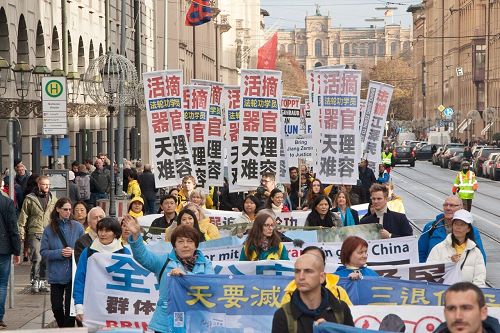 2016-11-6-minghui-munich-parade-08--ss.jpg