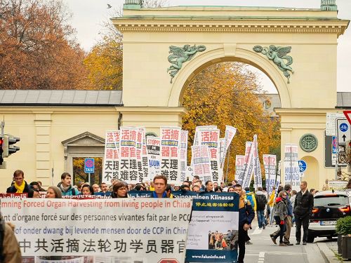 2016-11-6-minghui-munich-parade-09--ss.jpg