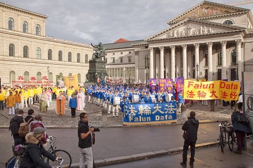 2016-11-6-minghui-munich-parade-10--ss.jpg