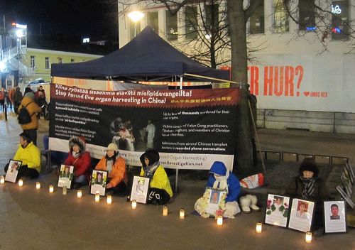 '图2、Kamppi广场上，法轮功学员举行烛光悼念，纪念被中共迫害致死的中国大陆同修。'