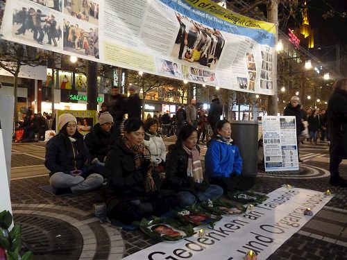 '图1：十二月十日国际人权日的晚上，法兰克福法轮功学员在蔡尔大街上举办烛光守夜，纪念在中国被迫害致死的法轮功学员。'