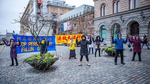 '图1：在斯德哥尔摩最热闹的皇宫旁的钱币广场，法轮功学员向民众讲真相，揭露中共迫害。'