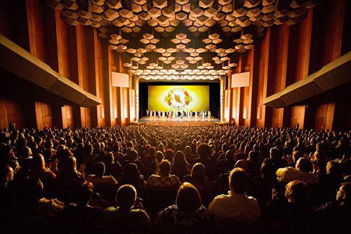 美国神韵国际艺术团2016年12月26日下午两点在休斯顿琼斯表演艺术剧院的首场演出爆满加座，成功拉开休斯顿12场盛大演出的序幕。