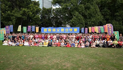 '图1：悉尼法轮功学员们欢聚海德公园（Hyde Park）向李洪志大师恭祝新年快乐！'