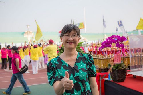 '图6:高雄市政府社会局副局长叶玉如很开心手比赞,表示:“常感谢法轮大法天国乐团让现场增添很多活泼与快乐,带给大家活力。”'