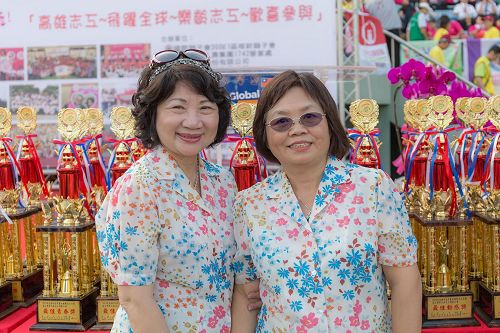 '图7:高市志愿服务协会理事长庄月珠(右)非常赞叹法轮功团队的精神,表现非常优质、祥和、茁壮令人佩服。'