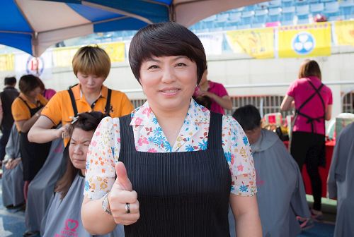 '图9:在高雄拥有十多间连锁店、上百员工的美乐美发公司总经理沈美利:“我支持法轮功,天国乐团演奏让我心情很愉悦。”'