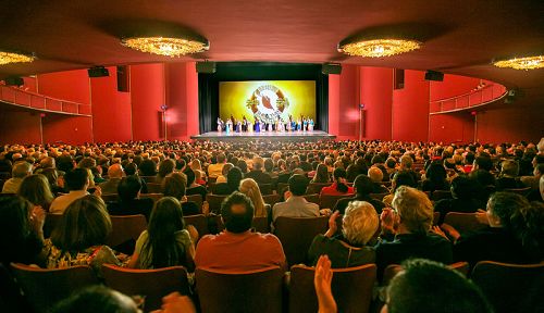 二零一六年二月二十一日下午，神韵纽约艺术团在肯尼迪艺术中心歌剧院在观众热烈的掌声和欢呼声中完美结束六天七场的演出。