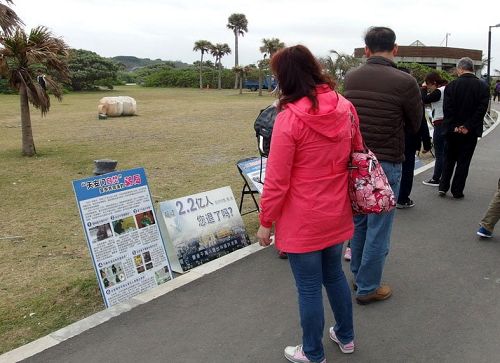 图5：游客驻足观看天安门自焚真相看板