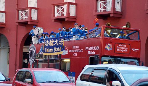 天国乐团在车水马龙的著名旅游景点荷兰红屋广场演奏。