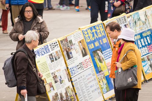 图5-6：与此同时，学员们在活动现场摆放了真相展板，吸引众多民众与国外游客、尤其是中国大陆游客驻足观看。