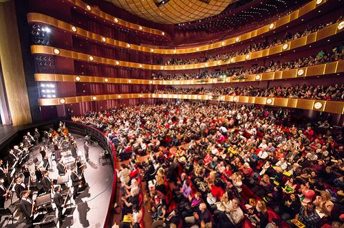 二零一六年三月十三日，神韵纽约艺术团在纽约林肯中心大卫寇克剧院的落幕演出再次爆满