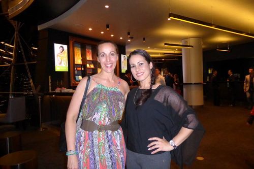 专业编舞Manuela Oliveira（右）和朋友（左）观看了神韵演出。