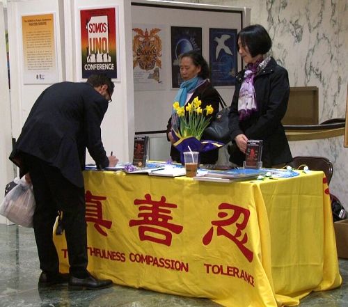 2016-3-18-minghui-falun-gong-artexhibit-newyork-06--ss.jpg