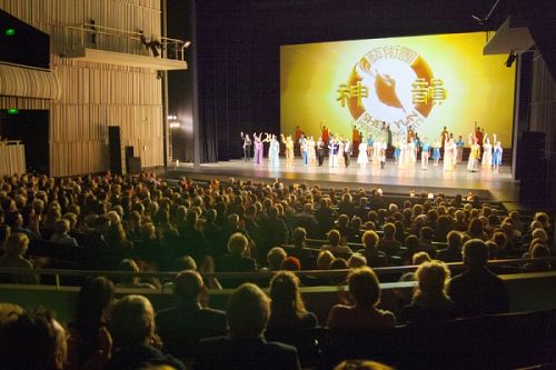 神韵艺术团在比利时成功演出，3月22日晚神韵在古城布鲁日的首演依然爆满