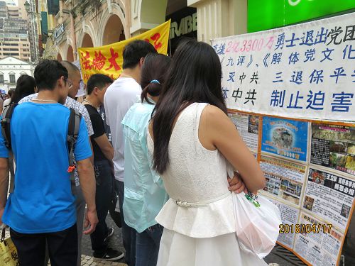 2016-4-19-minghui-falun-gong-425macao-07--ss.jpg