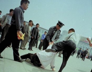 2001年4月25日，法轮功学员在北京天安门广场遭到警察的野蛮绑架，他们的横幅被抢走