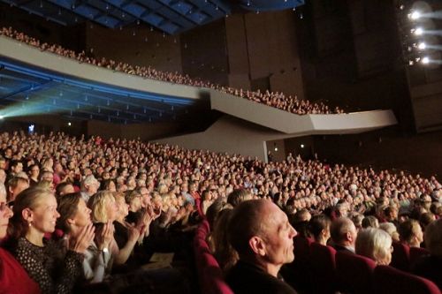 图11：二零一六年四月月十二日神韵在丹麦奥胡斯的首场演出座无虚席。