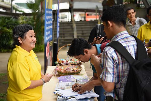 2016-4-24-minghui-falun-gong-singapore-09--ss.jpg