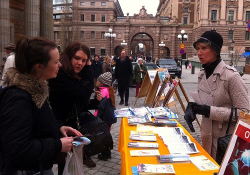 2016-4-24-minghui-falun-gong-sweden-02--ss.jpg