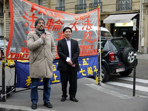 共同反死刑协会（ECPM）主席Raphaël Chenuil-hazan在集会上（左）