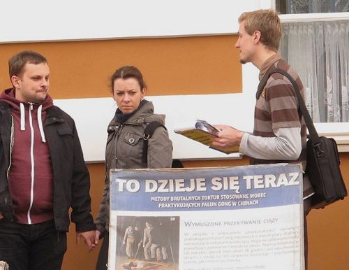 图：法轮功学员在华沙古城传播真相，民众支持反迫害