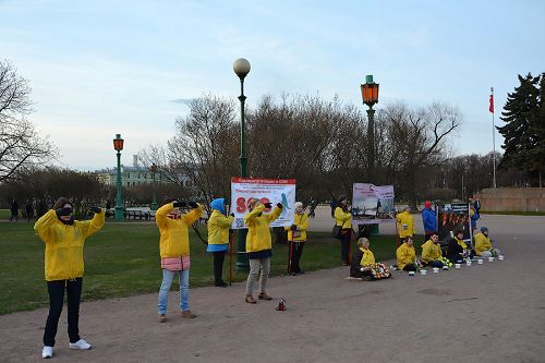 图1-2：纪念“四二五”，二零一六年四月二十四日，俄罗斯圣彼得堡法轮功学员在战神广场举办活动传播法轮功的真相。